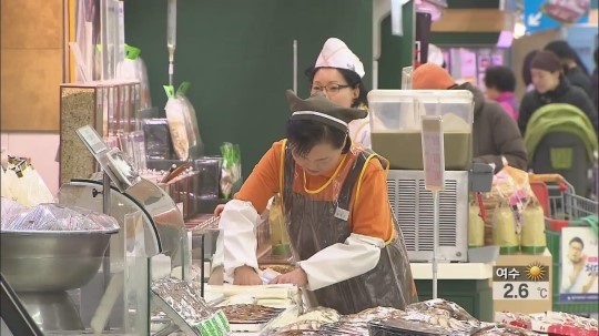 매장 진열 담당 1만명 정규직화…유통업계 파장은?