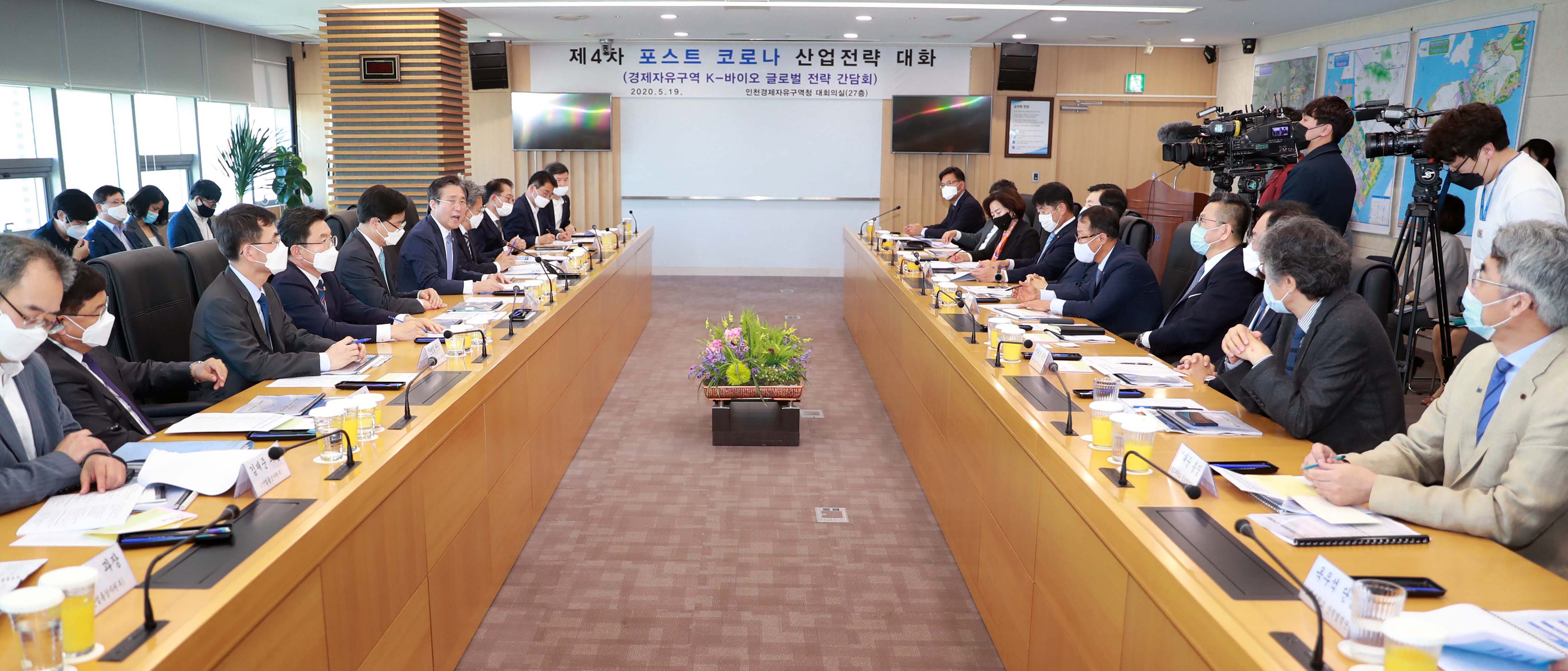 팬데믹 이겨내는 한국, 방역 이어 재난 지원도 모범
