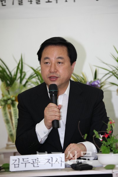 반환경적인 핵 대신 신재생에너지로 전환해야