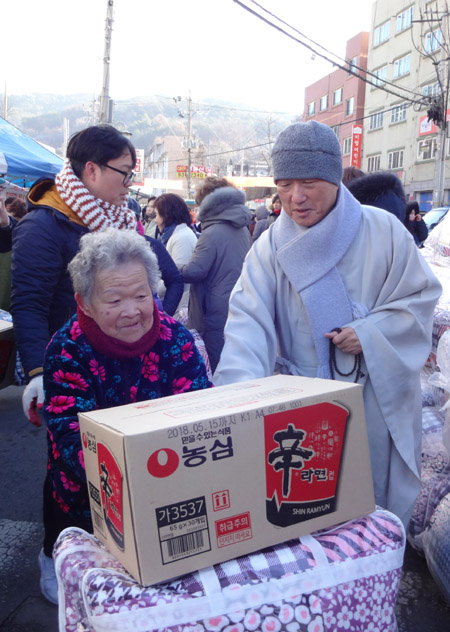 달동네 겨울 추위마저 녹인 훈훈한 자비행