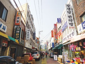 나이롱 양단 호박단 신무늬 … 재현 상품이 된 도떼기 시장의 추억
