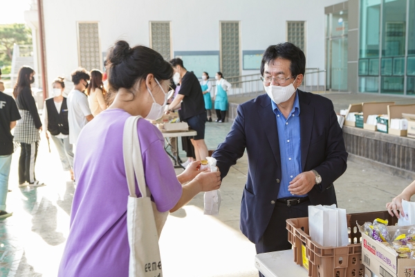 한동대 장순흥 총장, 학생들에게 직접 야식 전달하며 기말고사 응원