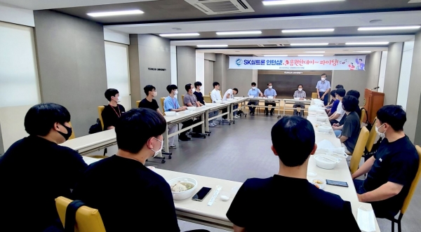 영진전문대 신재생에너지전기계열, SK실트론반 현장 인턴십 참여 제자 격려