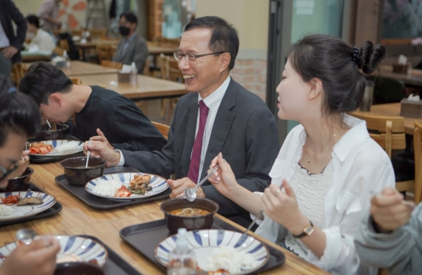 한동대, 2500원 국밥판매에 학생식당 줄이어