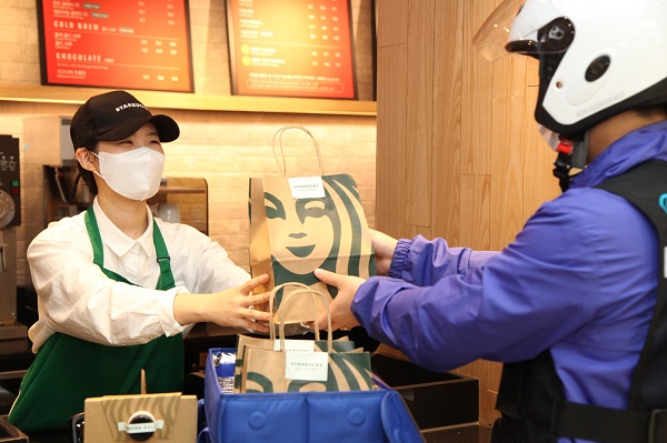 스벅 커피 배달받고 별적립도 그대로…스타벅스, 배달 서비스 시범 운영