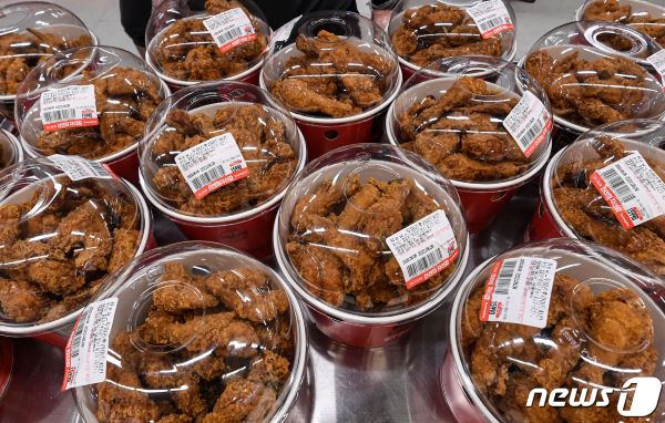뜨거운 마트치킨에 뿔난 프랜차이즈..통큰치킨 때와 닮은듯 다른듯