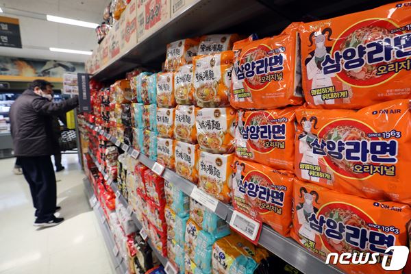 삼양식품도 라면가격 인상…대형마트 불닭볶음면 1천원 넘어