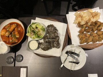 붓질하는 치킨집?…맛에 멋 더한 이태원 교촌필방 가보니