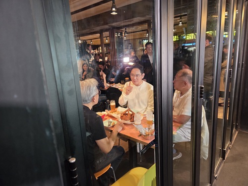 이재용·정의선, 젠슨 황과 '치맥 회동'...AI 반도체 협력 논의 (상보)
