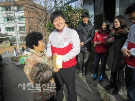 홈플러스 효자점 나눔플러스 동아리 이웃돕기 성금 전달