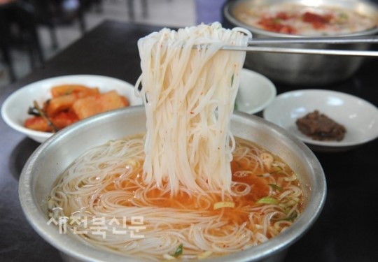 후루룩~ 서민 배고픔 달래던 한 끼식 사 누군가에겐 살아가는 생계 수단으로