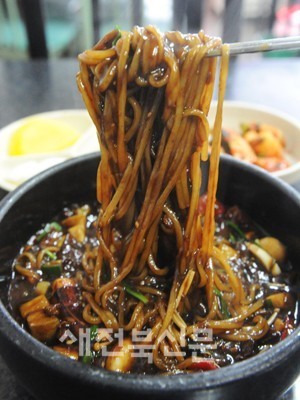 고정관념 깨는 짜장면의 향연 누구라도 한 번 맛보면 헤어날 수 없다