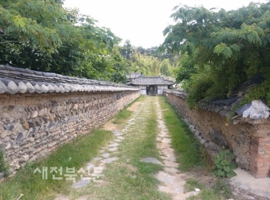 할아버지 향한 증손자 마음 담은 수정 편액 수려 나지막한 토담길도 매력