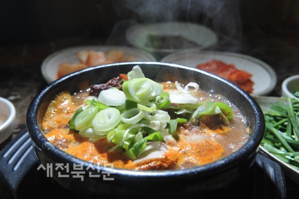 고소한 피순대와 개운한 국물 어우러져 속가득채운 뜨끈뜨끈 고향의 맛