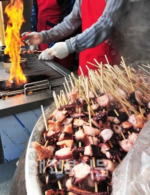 한옥마을 꼬치구이 퇴출 불가피
