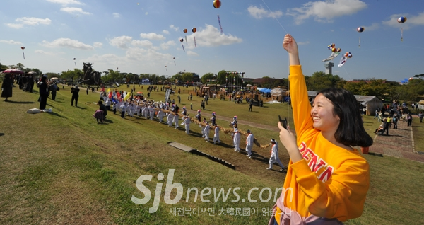 태풍 이겨낸 김제지평선축제…열기 뜨거워