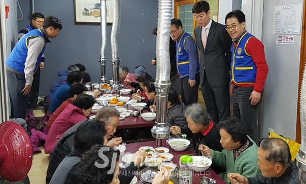 중화산2동 e석쇠한판, 독거노인께 대접