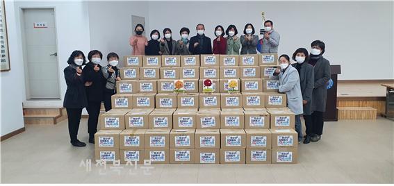 청소년 자원봉사자들, 약보관함 등 취약계층 어르신들에게 전달