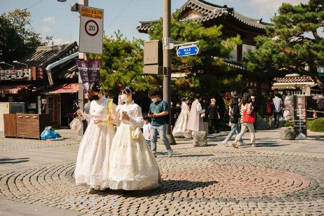 ‘위드 코로나’ 한옥마을 활기 찾아