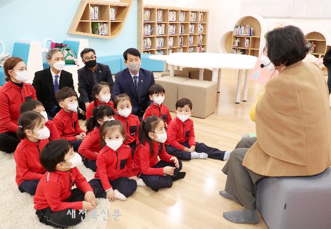 새 옷 입은 도서관…‘책 놀이터’에서 보고, 즐기고