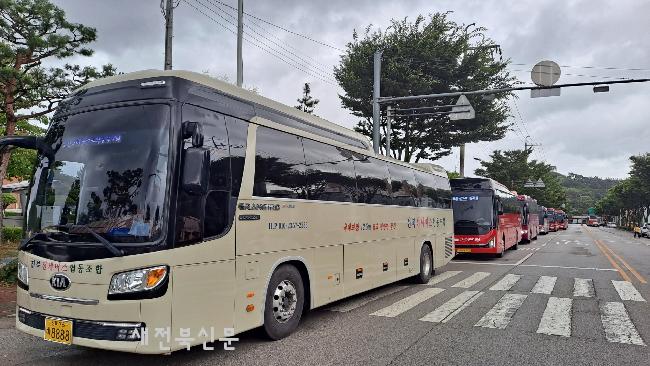 부안군 적십자봉사회, 홀몸어르신 효도관광 봉사