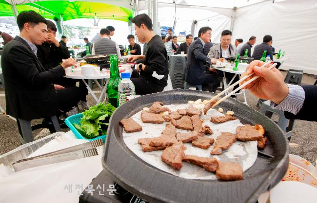 장수한우 축제에서 많이 드세요