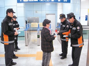 수원소방서 영통119안전센터 지하철 사고 예방 캠페인 실시