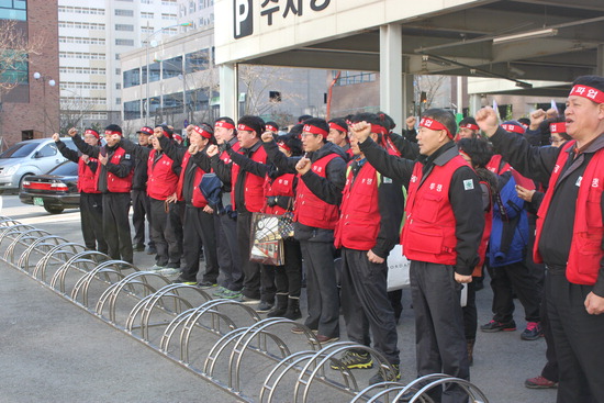 보루네오가구 노조 직원 생계 보장하라