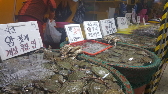 어획량 급감 金게 된 꽃게… 어시장 물량 확보 비상
