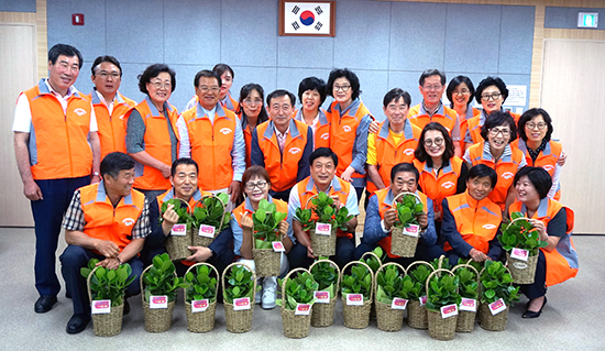 과천시 중앙권역 지역사회보장협의체, 사랑의 꽃 화분 전달