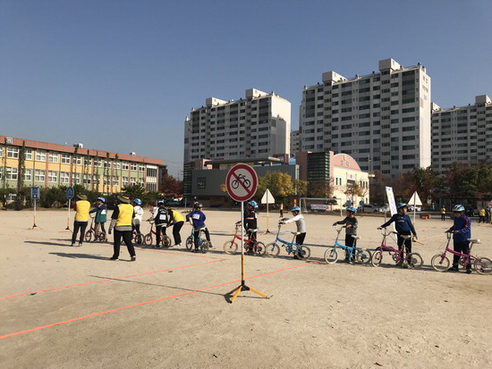 수원 초등생 안전하게 자전거 타기 실천