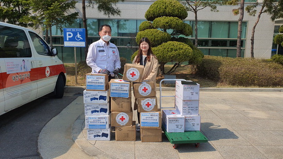 한적 인천지사, 공항검역소 긴급 지원 해외입국자 검사자 증가로 물품 부족 마스크 1600매·방호복 440벌 등 전달