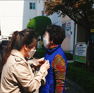 안양 만안치매센터 등록 노인 100여 명에 기억안심가방 전달