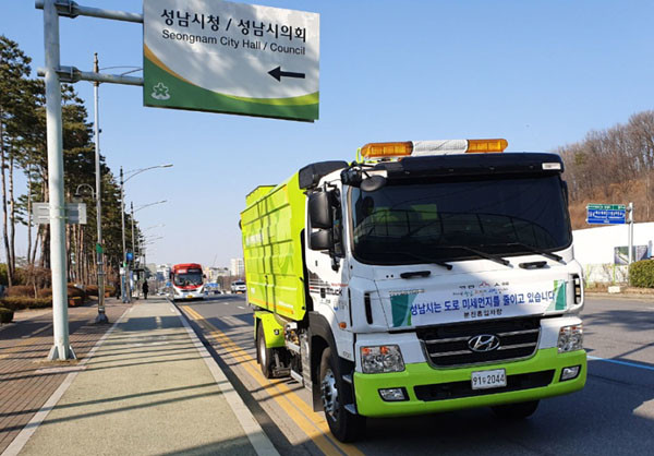 성남시, 도로 발생 먼지를줄이기 위해 살수·분진흡입청소 차량 상시 운행