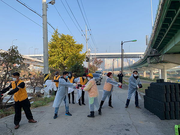 한국카스연합회, 광명시 소하1동 주거취약계층에 연탄 600장 전달