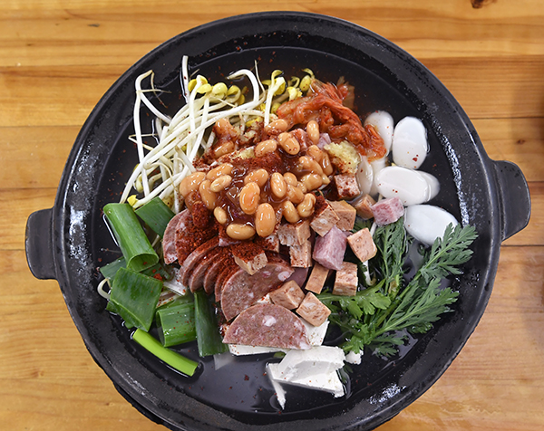 부대찌개가 아닌 부대고기찌개 깊게 우린 천연의 맛 원조 자부심 지키다
