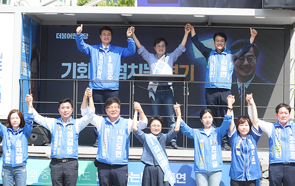 장인수 민주 오산시장 후보·김동연 경기지사 후보, 세교19단지 사거리서 합동유세