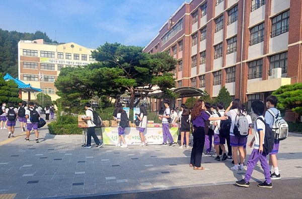 안산 청소년상담센터, 시곡중학교서 등굣길 응원 아침밥 먹기 캠페인
