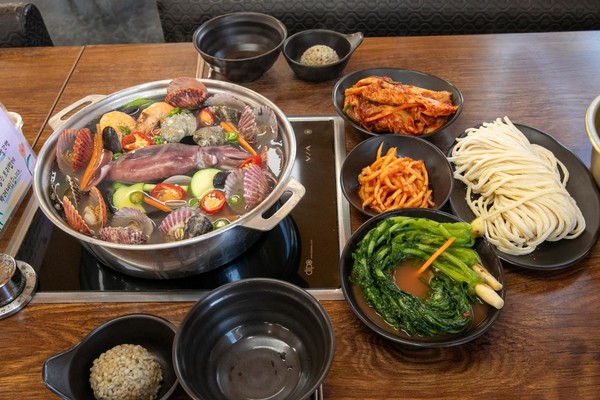 황금손칼국수 무의점 2023 한국브랜드 소비자평가 대상 1위 선정