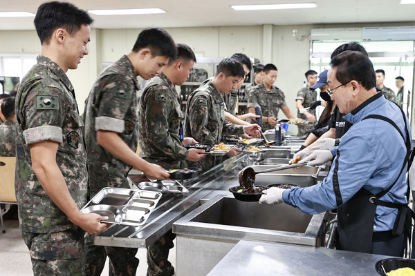 연천군·5사모·더벤티, 육군 제5보병사단 장병 대상 짜장 봉사 및 율무음료 시음 행사 개최