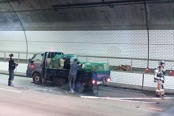 인천 북항터널 달리던 1t 화물차 불…인명 피해 없지만 교통 체증 빚어져