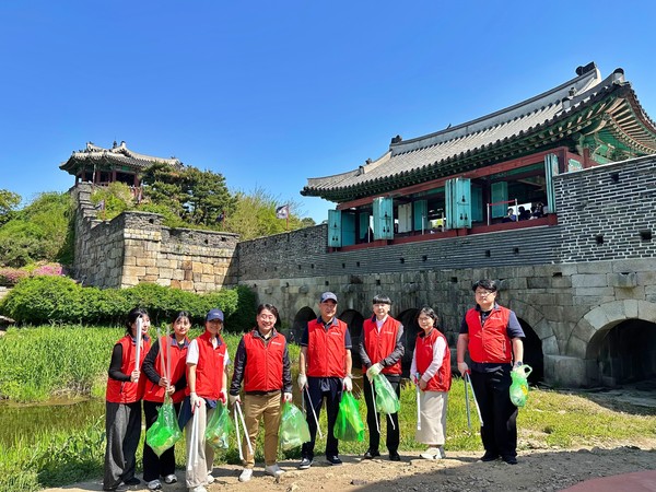 한국건강관리협회 경기도지부, 수원 방화수류정 일대 환경정화 봉사활동 실시