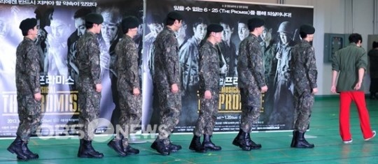 [OBS포토] 더 프라미스 퇴장하는 모습... 군인과 민간인의 차이!
