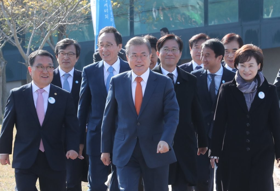 문 대통령 오늘부터 경제 행보…군산 방문
