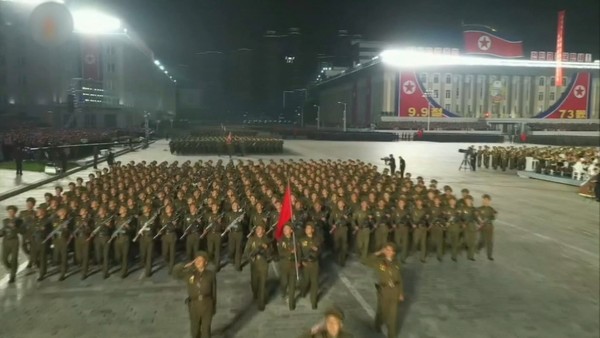 김정은, 열병식서 연설…
