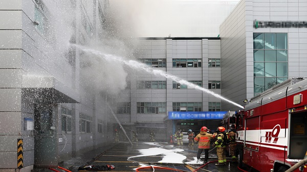 가산디지털단지 연구동 불…210여 명 대피