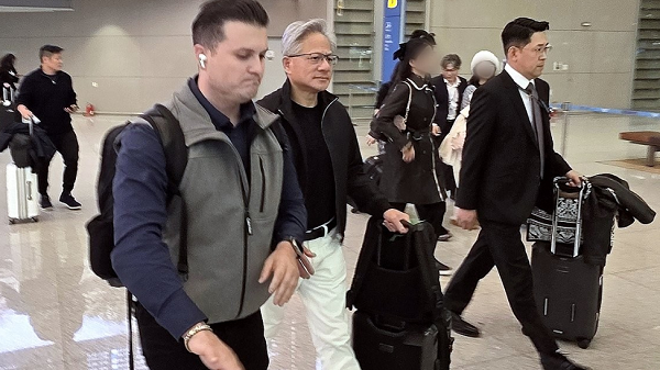 젠슨 황 인천공항 입국…15년 만에 방한