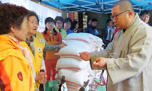 마이산탑사, 이웃사랑 백미 전달