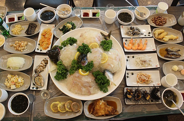 동해의 싱싱함과 제철해산물의 푸짐함이 살아있는 25년 전통의 3대천왕 속초 코리아횟집