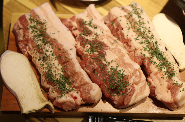 두께별로 다른 삼겹살을 맛볼 수 있는 구월동 맛집 1357철판삼겹